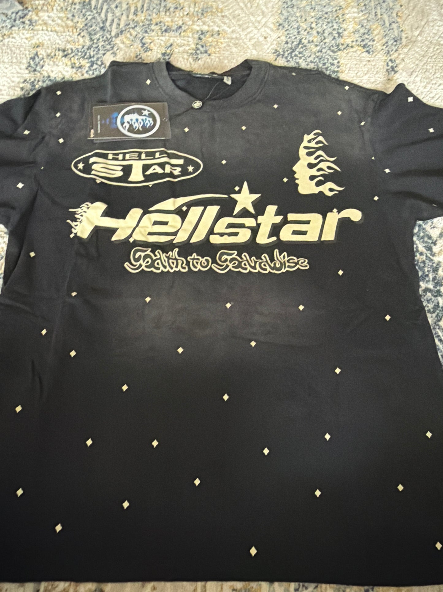 Black/creamish hellstar